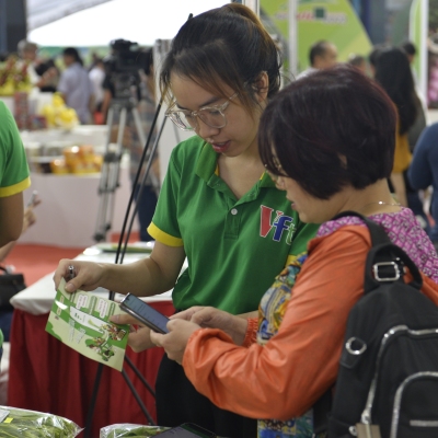 Tại hội chợ lần này, các kỹ thuật viên, nhân viên kinh doanh của Vifotec đã hướng dẫn rất nhiều lượt khách hàng cài đặt ứng dụng Fosach Food trên điện thoại thông minh, thuận tiện cho việc mua không chạm, thanh toán không dùng tiền mặt.