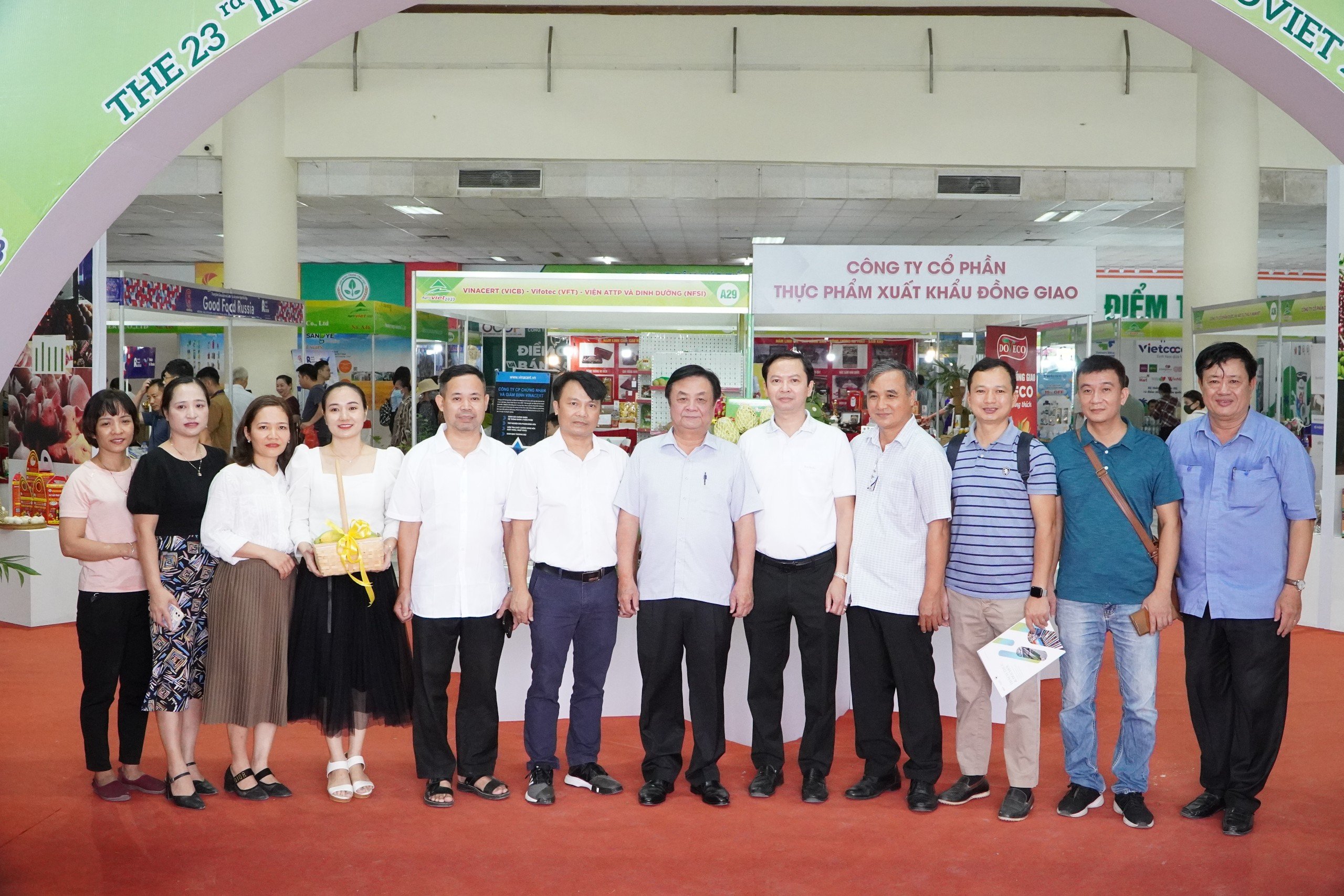 Thăm quan các gian hàng tại hội chợ vào ngày 16/9, Bộ trưởng Lê Minh Hoan nhấn mạnh rằng: “AgroViet 2023 là cơ hội để các địa phương, doanh nghiệp, hợp tác xã trao đổi, học hỏi lẫn nhau những kinh nghiệm quý trong sản xuất, xây dựng thương hiệu, tiêu thụ sản phẩm”.